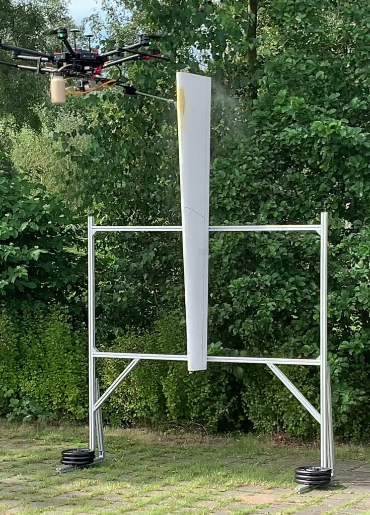 Coating drone during a spray test: The coating material is applied by the drone via a lance.