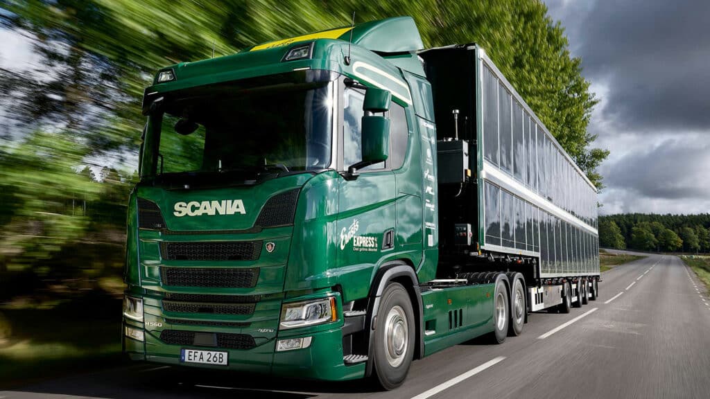 The truck's 18-metre trailer is almost completely covered in solar panels.