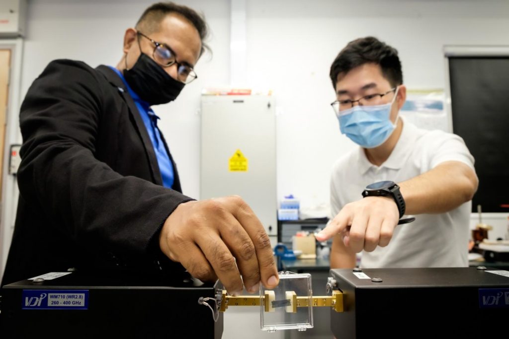 An ultra-high-speed chip that can transmit data at speeds of more than 10 Gbit/s.