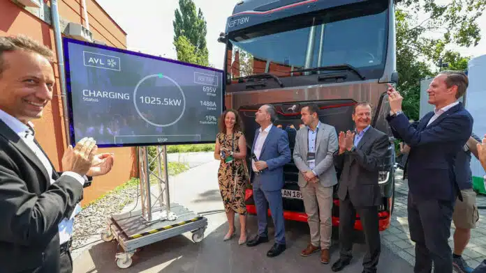 The megawatt charging system was presented with Prof. Markus Lienkamp (left), the project partners and Minister of Economic Affairs Hubert Aiwanger (3rd from left).