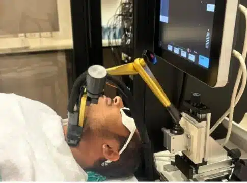 Probe located for measurement over the thyroid of a subject, fixed with a mechanical arm