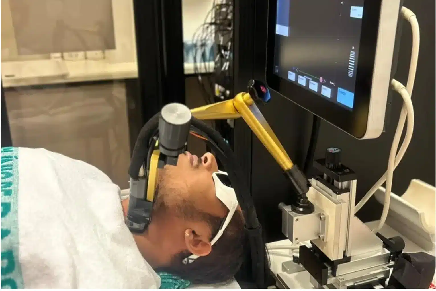 Probe located for measurement over the thyroid of a subject, fixed with a mechanical arm